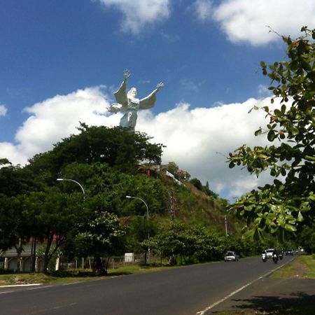 Living Peace House Hotel Manado Exterior foto