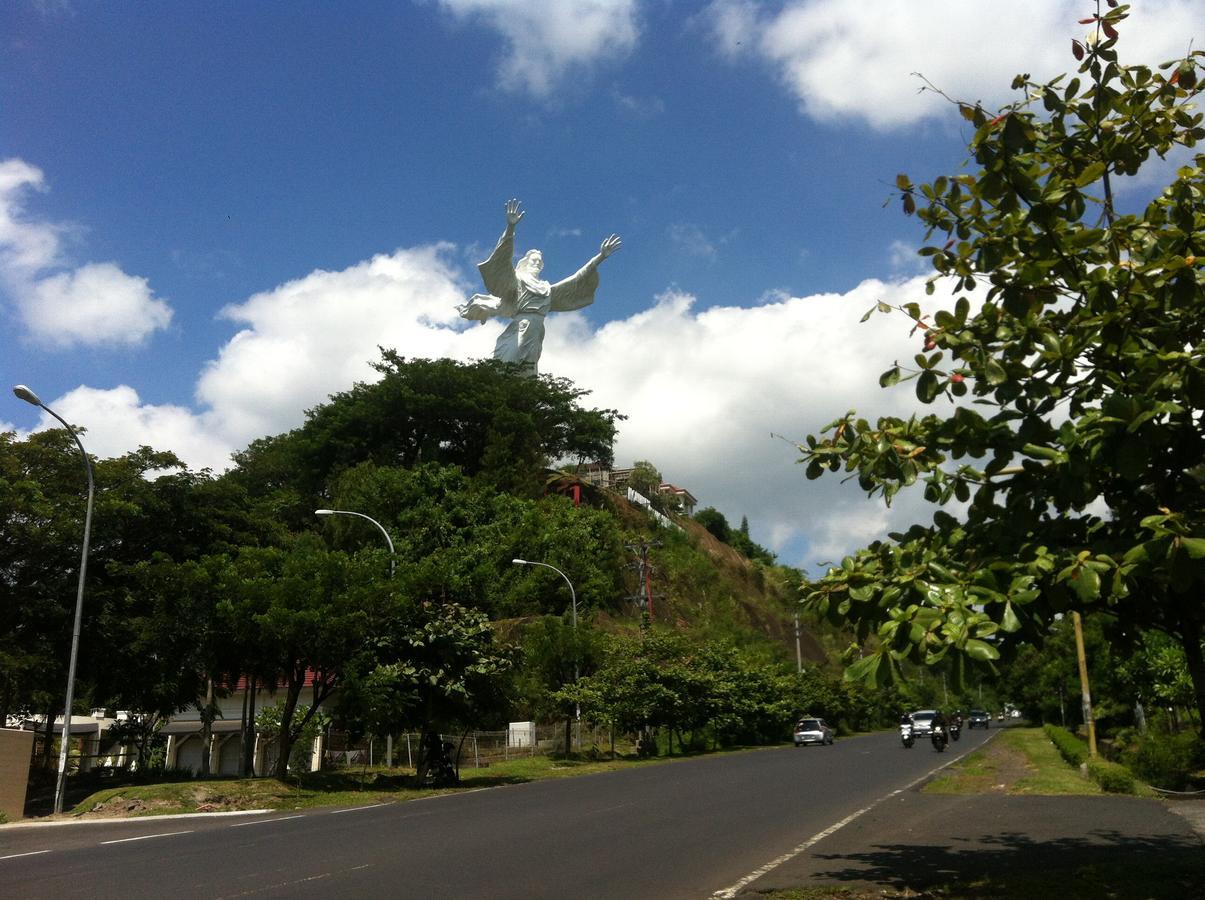 Living Peace House Hotel Manado Exterior foto