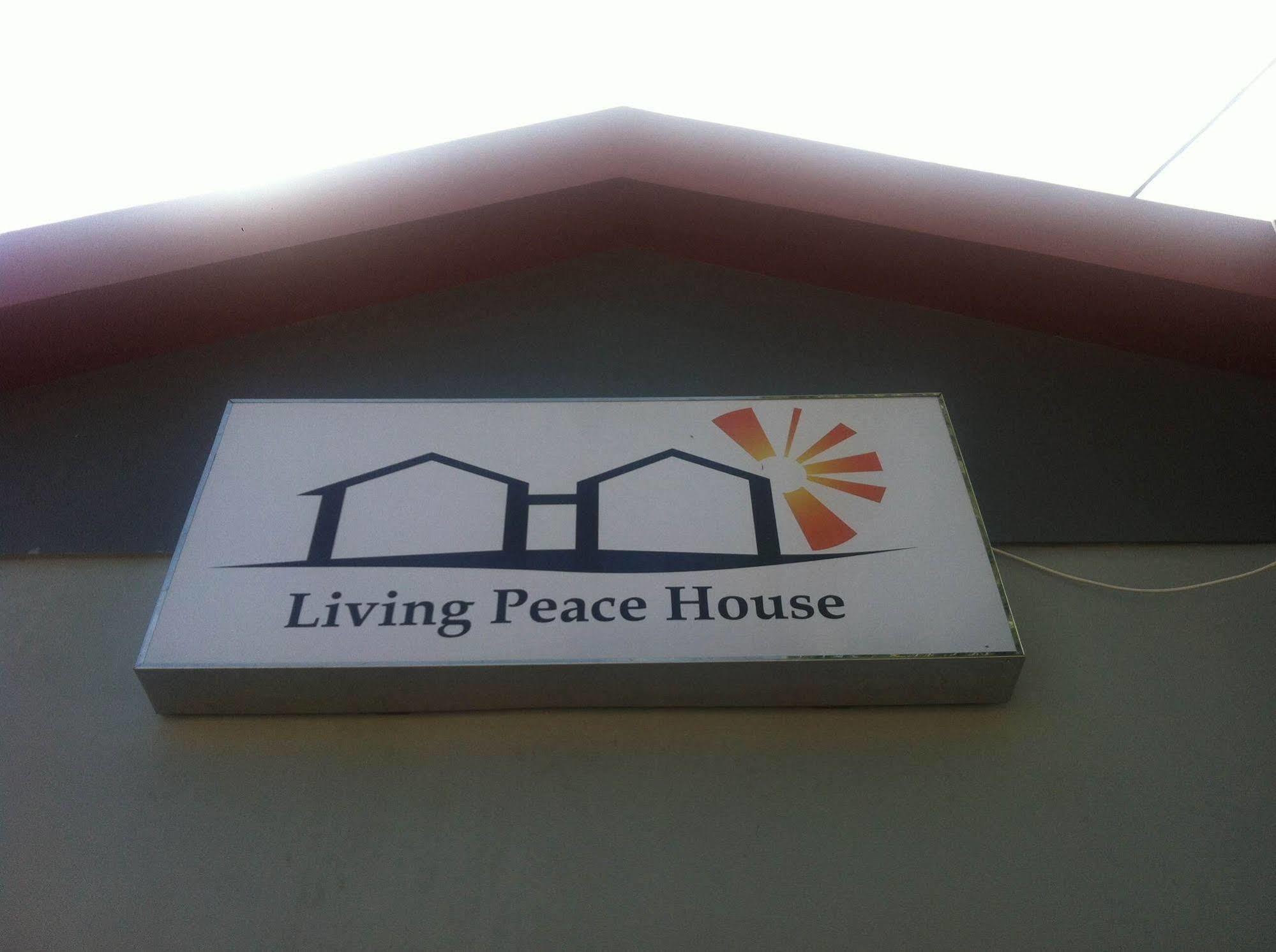 Living Peace House Hotel Manado Exterior foto