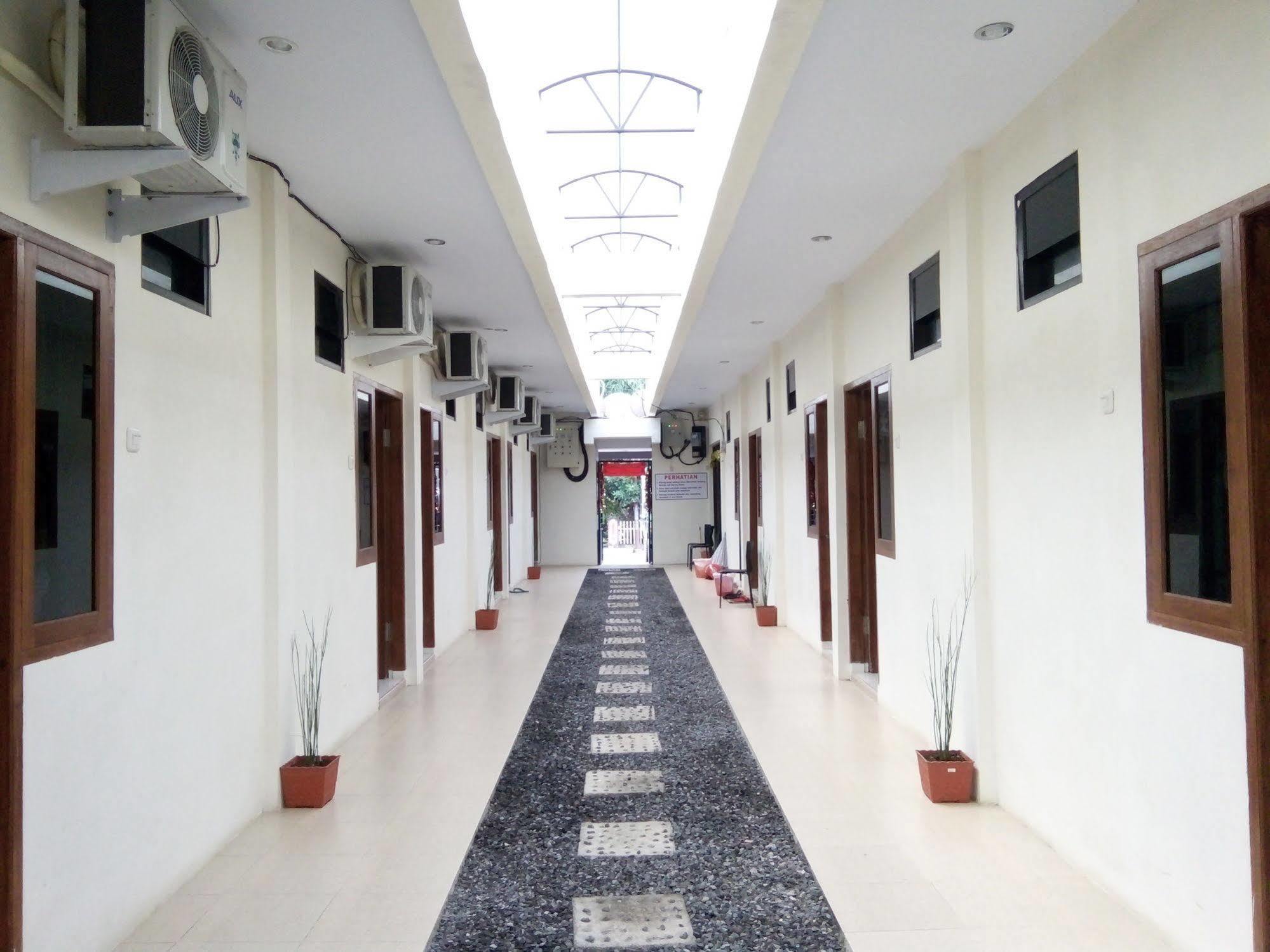 Living Peace House Hotel Manado Exterior foto