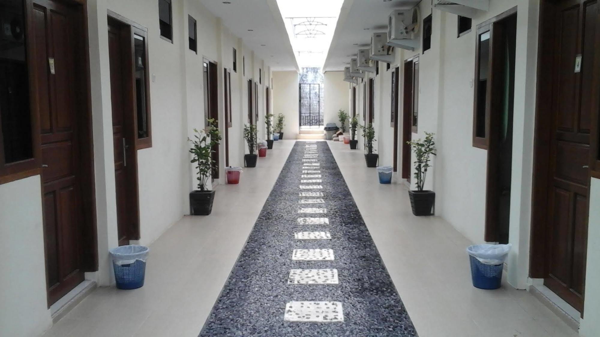 Living Peace House Hotel Manado Exterior foto